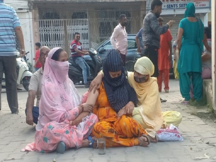 थाना जालंधर कैंट के बाहर धरने देती लड़की व उनके परिजनों की फाइल फोटो