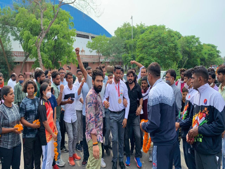 सवाई मानसिंह स्टेडियम में खिलाड़ियों के स्वागत के लिए उमड़ा हुजूम।