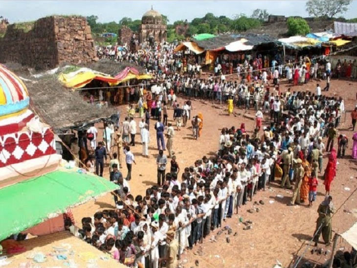 मेले के दौरान मंदिर के बाहर लगी भक्तों की कतार। (फाइल फोटो)