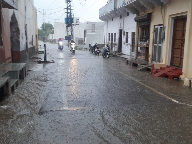 बरसात के दौरान जोंसगंज की एक गली का नजारा।