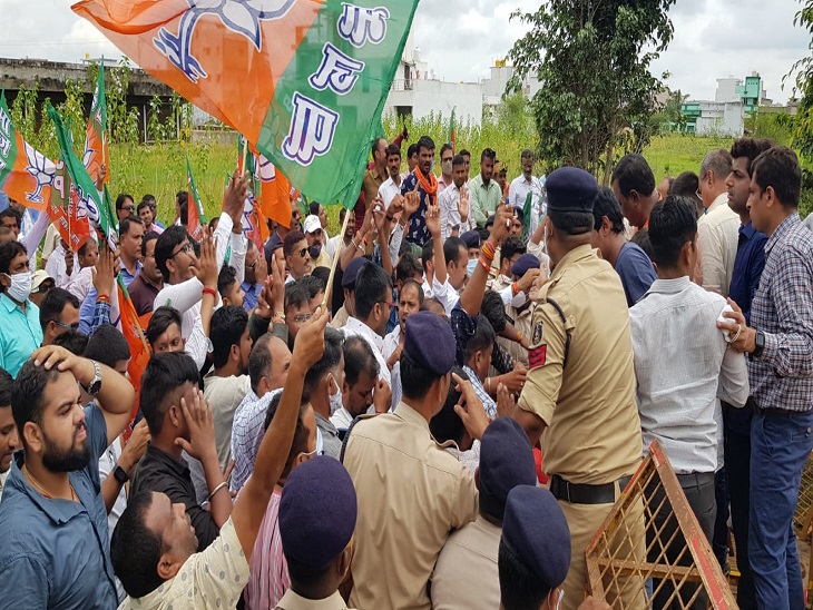 एंव ने नारेबाज़ की भी।