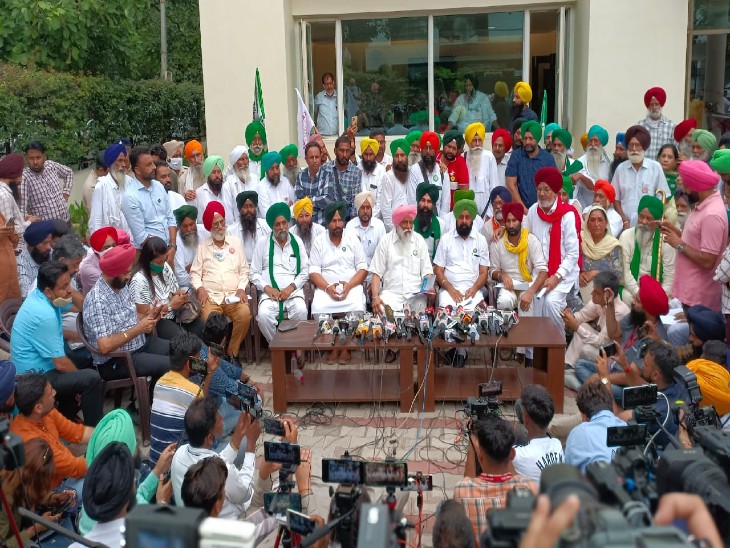 प्रेस कॉन्फ्रेंस के दौरान संयुक्त किसान मोर्चा के बलवीर सिंह राजेवाल व अन्य।