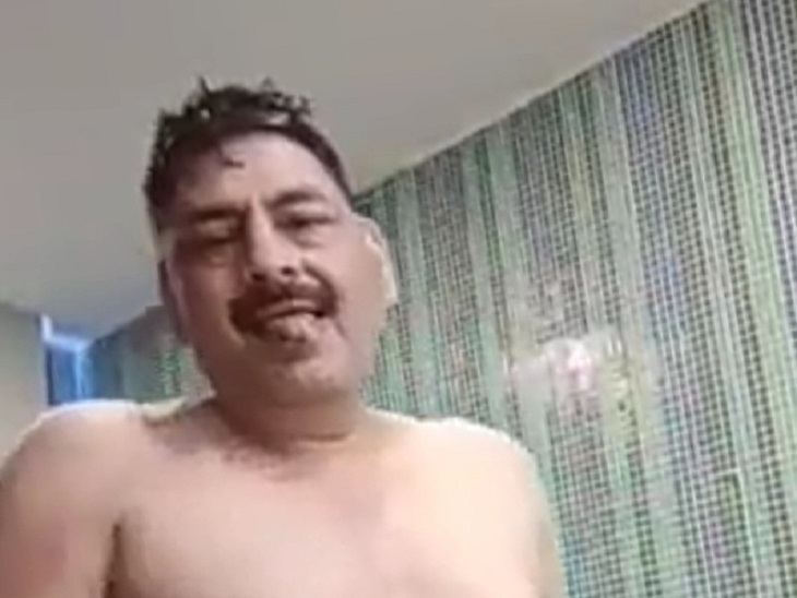 पूल में कैमरे के सामने ही बेशर्मी दिखाते हुए आरपीएस हीरालाल सैनी