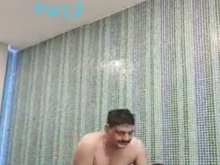 पूल में बेशर्मी से नहाते हुए आरपीएस हीरालाल।