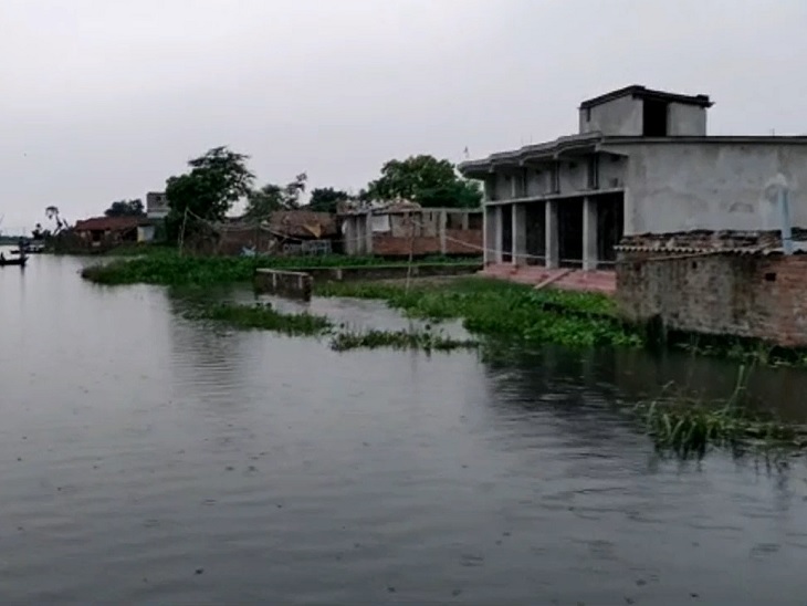 इस गांव में घर से बाहर किसी भी काम के लिए निकलने में नाव ही सहारा होता है।