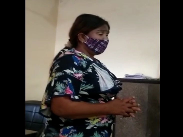 पुलिस से माफी की गुहार लगाती आरोपी महिला।