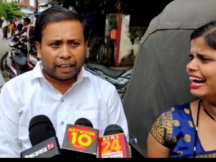 मीडिया से बात करने वाले अधिकारी दंपाती।
