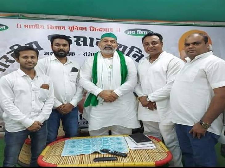 करनाल से गाजीपुर लौटकर राकेश टिकैत रोजाना स्थानीय किसानों से मिल रहे हैं।