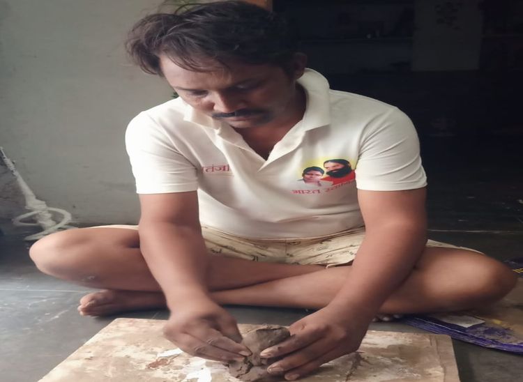 मिट्टी से गणेश प्रतिमा बनाते चम्पालाल प्रजापत।