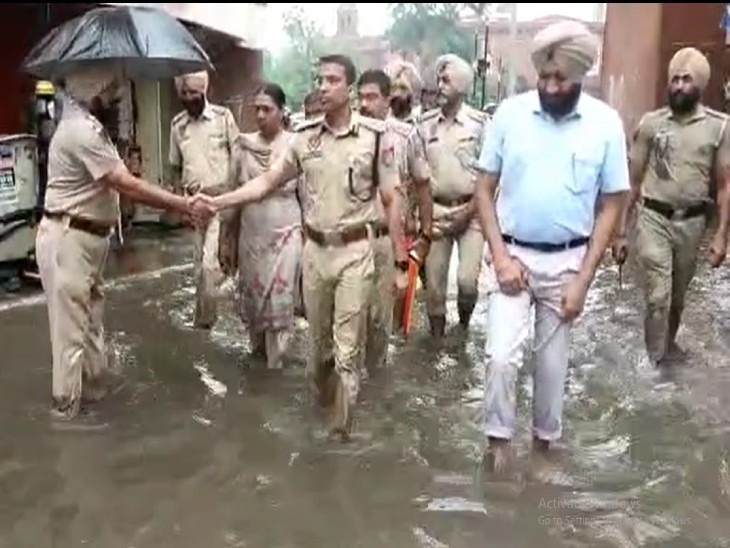 शहर में जलभराव का जायजा लेते पुलिस कमिश्नर बिक्रम जीत दुग्गल।