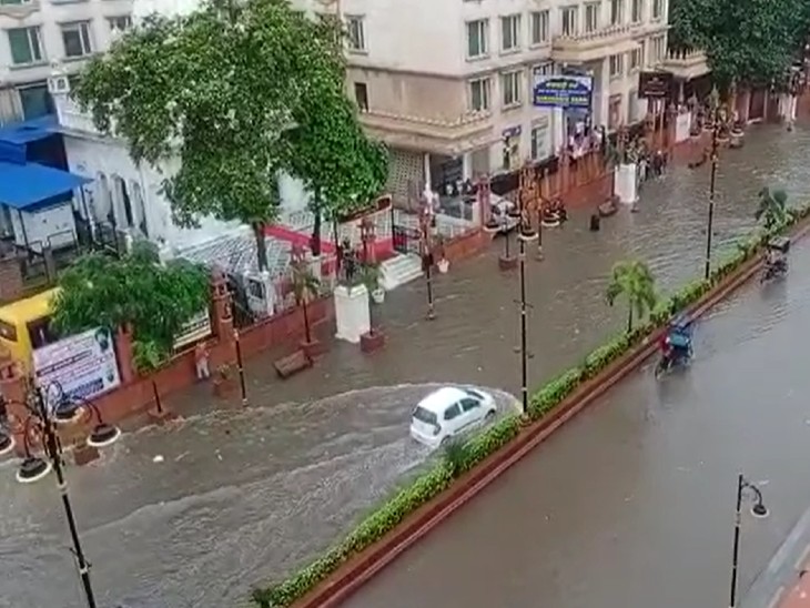 अमृतसर में पानी से लबालब सड़क से गुजरती कार।