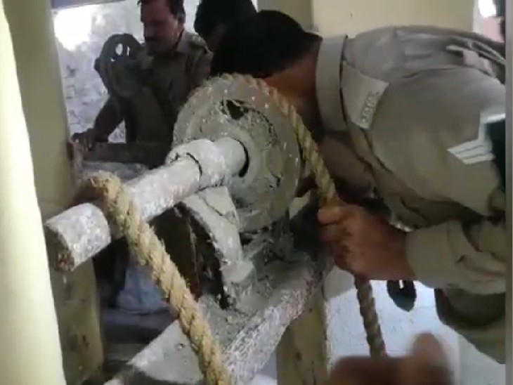 शव निकालने का प्रयास करती पुलिस और फायर ब्रिगेड की टीम