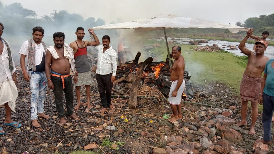 छाता बनाने के बाद चिता ने पकड़ी आग।