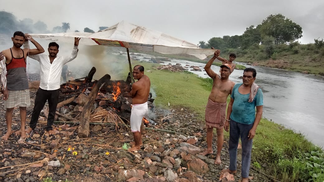 ग्रामीणों ने यूं ताना तिरपाल।