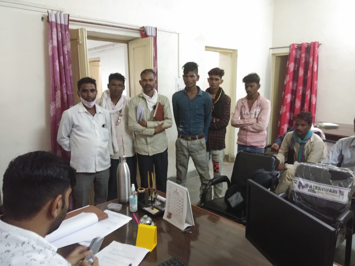 सहायक श्रम आयुक्त कुलदीप सिंह से पीड़ा व्यक्त करता मजदूर प्रतिनिधि मंडल।