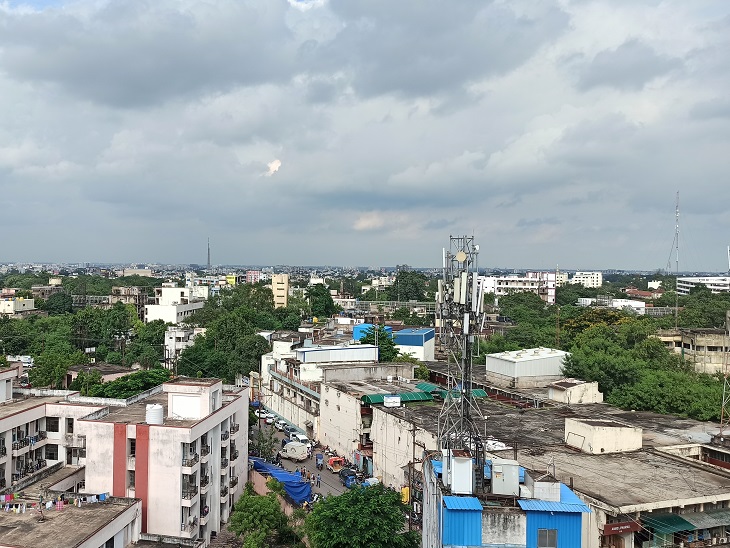 रायपुर के आसमान में दोपहर तक कुछ ऐसा नजारा था। मौसम में धूप और उमस का भी असर बना हुआ था। बाद में हल्की बूंदाबादी से शुरू हुई बरसात तेज होती गई।