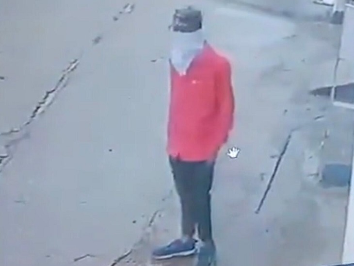 CCTV कैमरे में कैद हुआ लुटेरा।