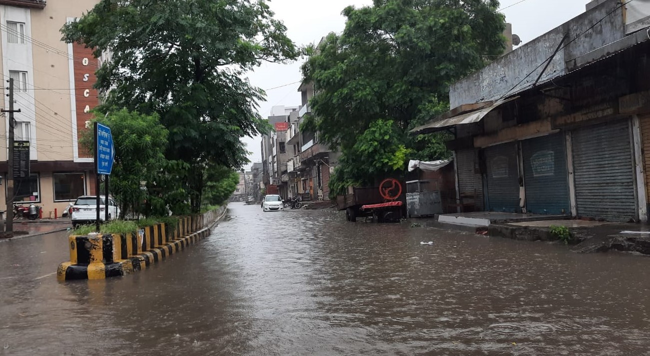 सेलिब्रेशन मॉल के पिछली तरफ इकट्ठा पानी हो, पानी के कारण बंद हुई कार।