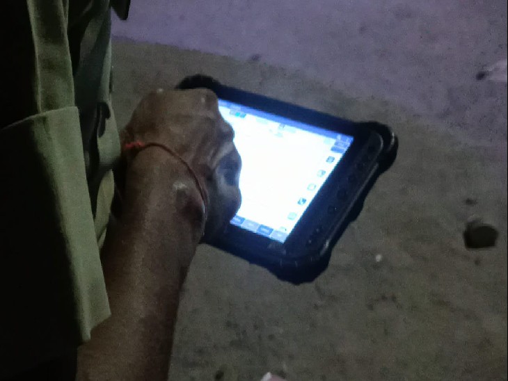 पीसीआर पुलिस कंट्रोल रूम से फ्लैस हुए मैसेज को देखते हुए