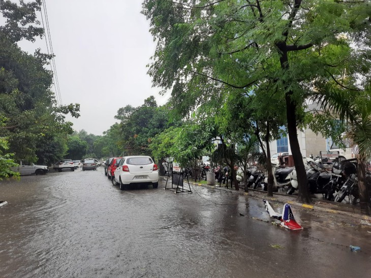 जीएनडीएच में बेबे नानकी वार्ड के बाहर के हालात, यहां अगर किसी गर्भवती को जाना है, तो पानी से होकर ही निकालना पड़ेगा।