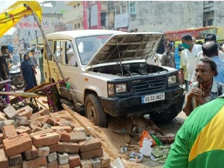 हादसे के बाद मौके पर गाड़ी छोड़ कर भागा चालक।