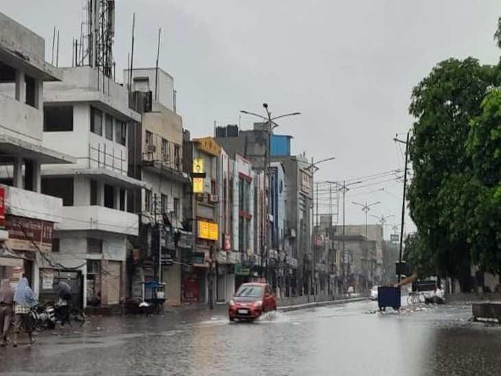 बारिश के मौसम में अमृतसर के बाजार काफी हद तक बंद दिखे।