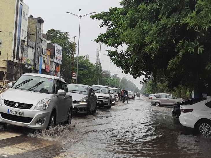 बारिश के कारण अमृतसर के कई जगह ट्रैफिक जाम देखने को मिला।