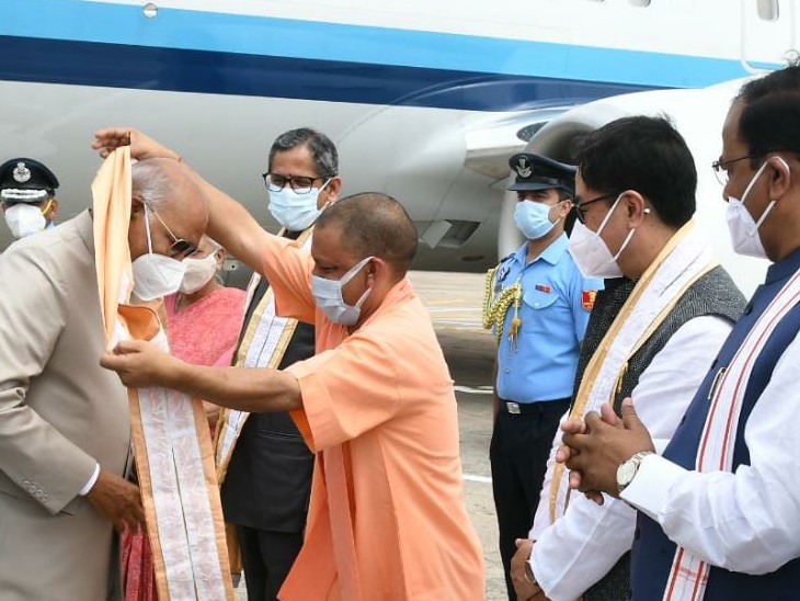 बमरौली एयरपोर्ट पर राष्ट्रपति कोविंद का स्वागत करते मुख्यमंत्री योगी आदित्यनाथ।