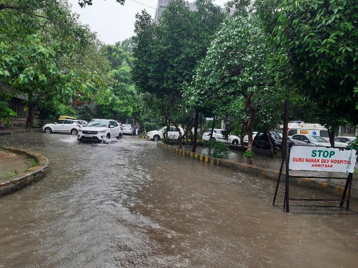 GNDH एंट्री के बाहर जमा पानी।