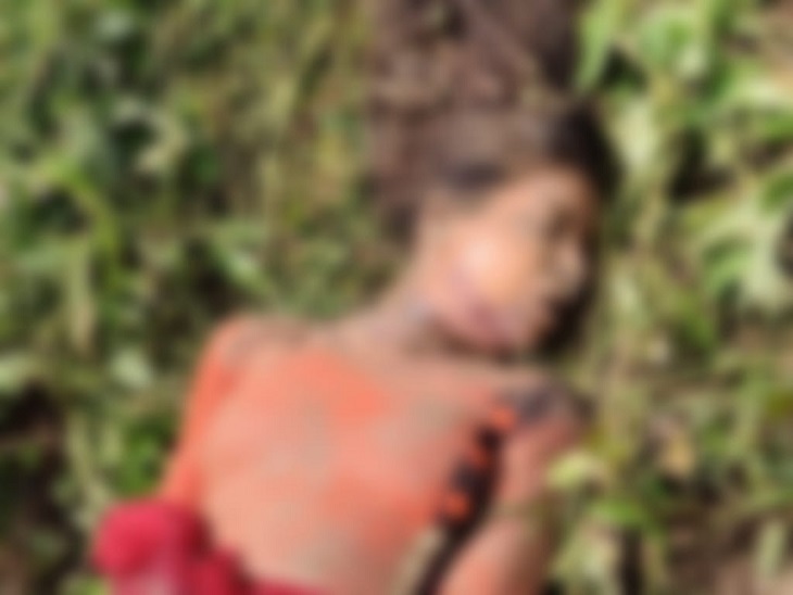 युवती की पहचान छिपाने के लिए उसके शव को दूसरे गांव में ले जाकर फेंक दिया। पुलिस ने आरोपियों की निशानदेही पर शव बरामद कर लिया है। - Dainik Bhaskar
