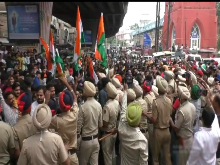 बीजेपी कार्यालय के बाहर यूथ कांग्रेस कार्यकर्ताओं को शांत कराती पुलिस।