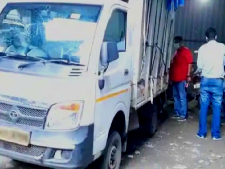 इसी पिकअप वैन में पीड़िता गंभीर हाल में एक शख्स को मिली थी।