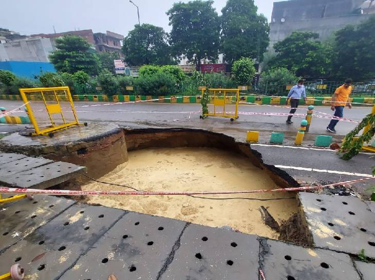इंदिरापुरम में शिप्रा सृष्टि सोसाइटी के सामने नाले से सटी सड़क का आधा हिस्सा करीब पांच फीट तक नीचे धंस गया है। इस गड्ढे में अब बारिश का पानी भर गया है। सोसाइटी के लोगों ने इस गड्ढे को बैरिकेड्स करके एक तरफ का ट्रैफिक रोक दिया है। सारे वाहन अब इंदिरापुरम में डिवाइडर की एक लेन से ही निकाले जा रहे हैं।