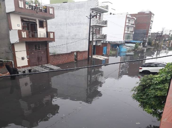 कस्बा लोनी के हालात सबसे ज्यादा खराब हैं। यह कस्बा दिल्ली-सहारनपुर हाईवे पर है। सड़कें टूटी हैं। नाले ओवरफ्लो हैं। बारिश का सारा पानी हाईवे से लेकर इंद्रापुरी समेत अन्य कॉलोनियों में भर गया है।