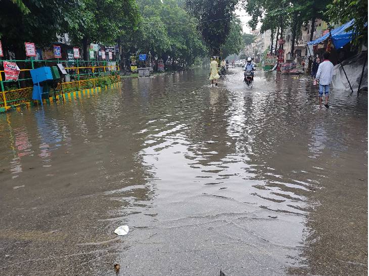 यह स्थिति अकेले गोविंदपुरम की नहीं, बल्कि ज्यादातर कॉलोनी और सोसाइटी की है। पैदल चलने तक के हालात नहीं हैं। सड़कें पानी से लबालब हैं। लोगों का कहना है कि पानी भरने के बाद उसकी निकासी की ठोस व्यवस्था नगर निगम पर नहीं है।