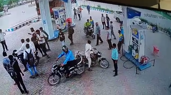 पेट्रोल पंप पर हमलावर