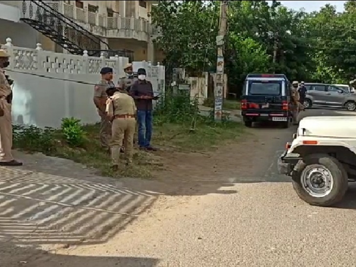 वारदात के बाद पुलिस टीम जांच करती हुई।