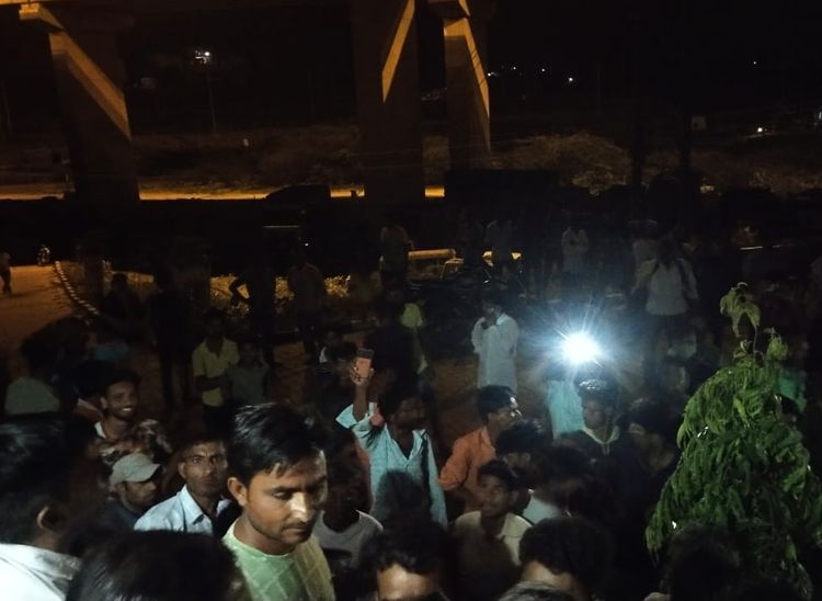 पूर्व सरपंच को थाने ले जाने के विरोध में शुक्रवार रात को थाने के बाहर जमा ग्रामीण।