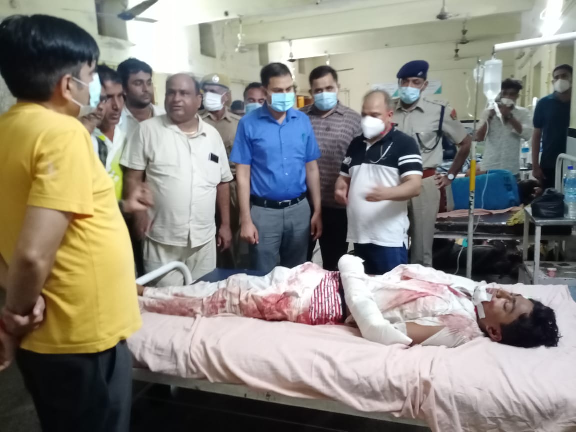 कलेक्टर, एसपी घायलों के बारे में डॉक्टर से जानकारी लेते हुए।