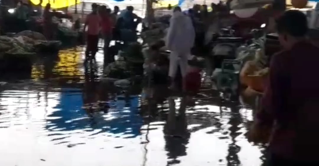 बहादुरगढ़ की सब्जी मंडी में भरा हुआ पानी।