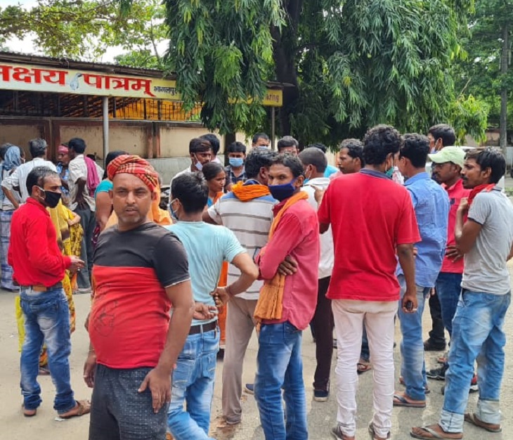 परिजनों ने अस्पताल में हंगामा भी किया, जिसके बाद लगी भीड़।