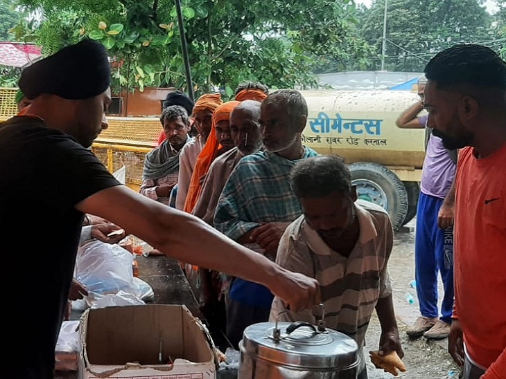 किसानों को चाय और नाश्ता वितरित करते संस्था के सदस्य।