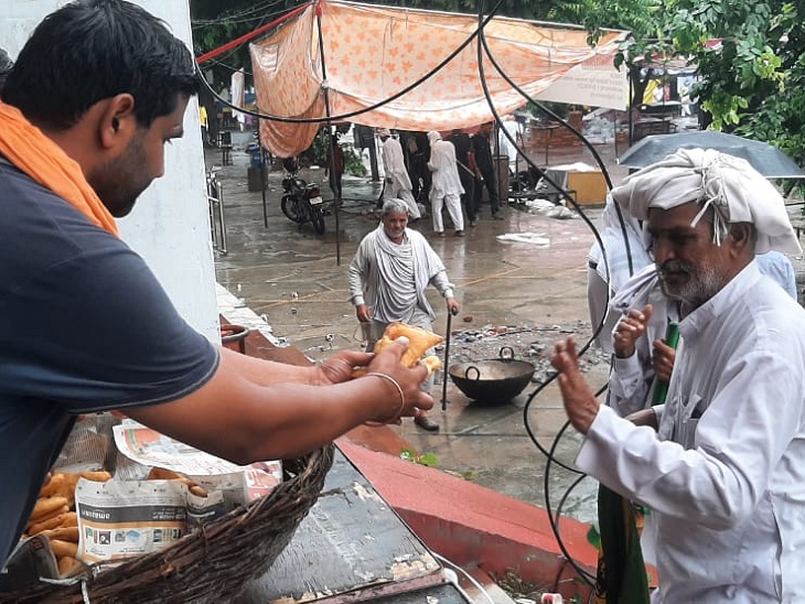 किसानों को नाश्ता वितरित करते संस्था के सदस्य।