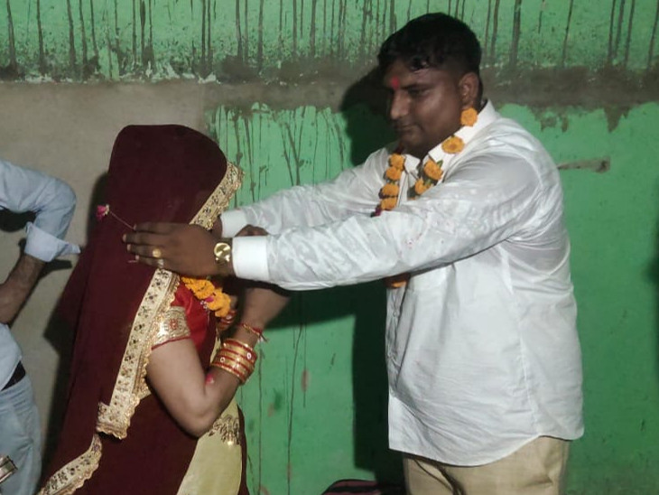 रीति रिवाज के साथ हुई थी शादी।