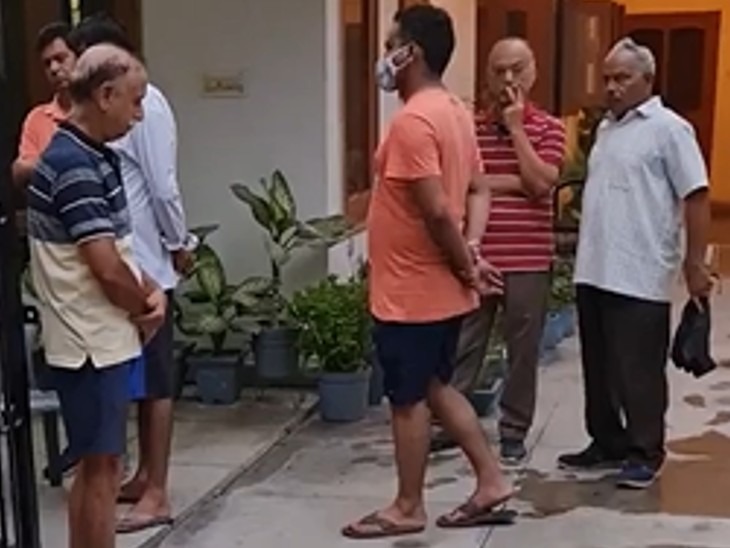 घटनास्थल पर मौजूद डरे-सहमे लोग।