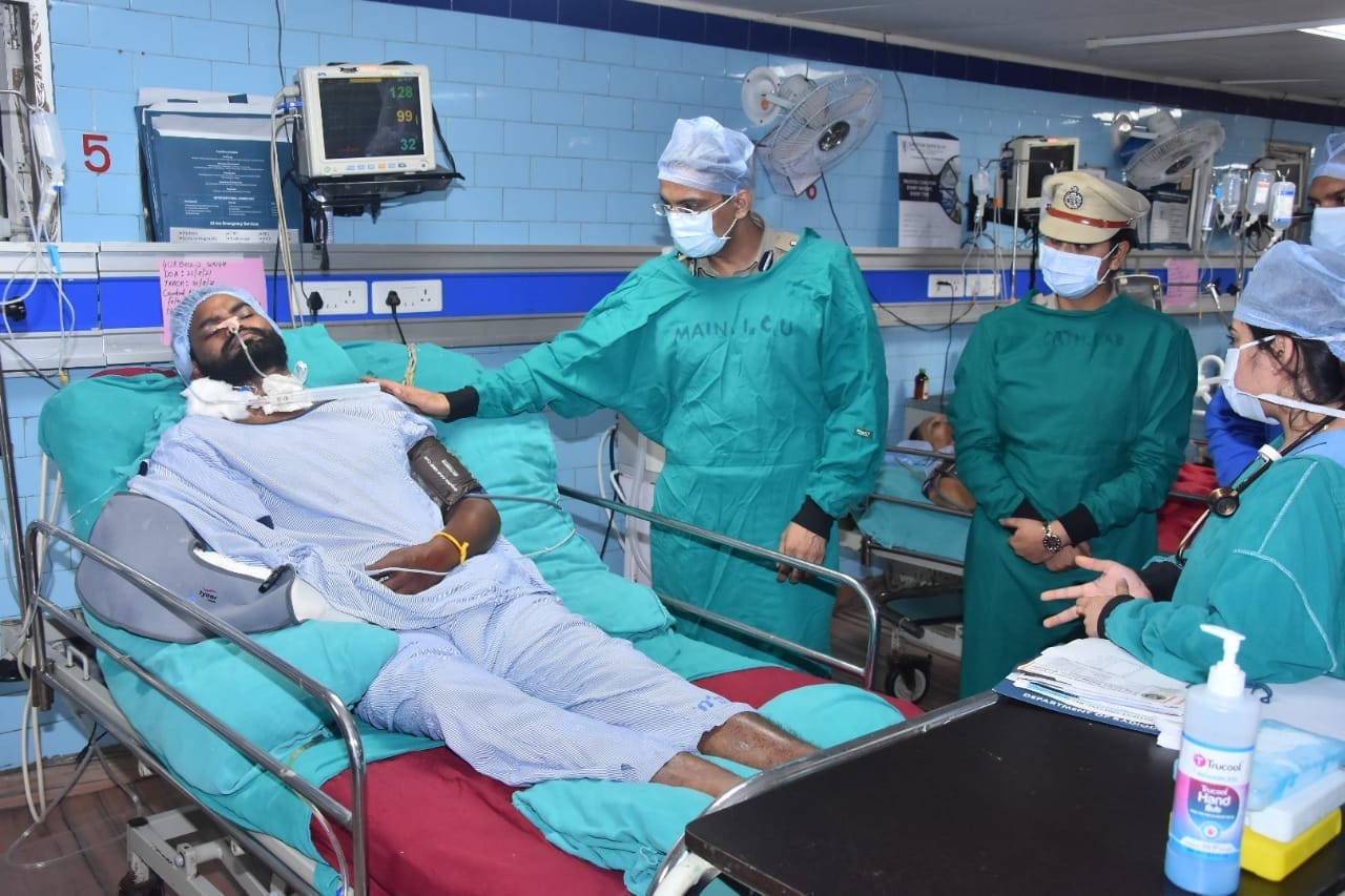 कांस्टेबल गुरभेज सिंह को उसके जन्मदिन पर अस्पताल में मिलते हुए पुलिस कमिश्नर विक्रम जीत दुग्गल।
