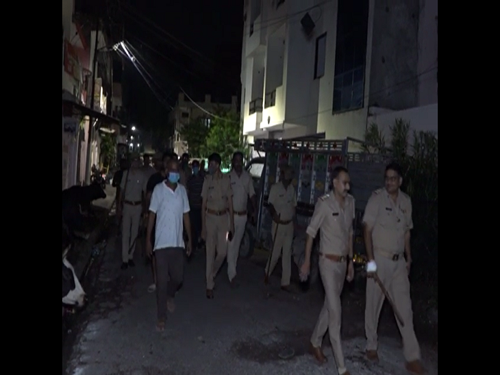 उपद्रवियों की तलाश करती पुलिस