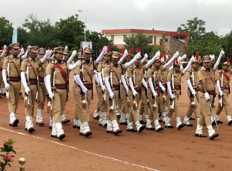 डीजीपी को परेड की सलामी देते प्रशिक्षु RPS और कांस्टेबल