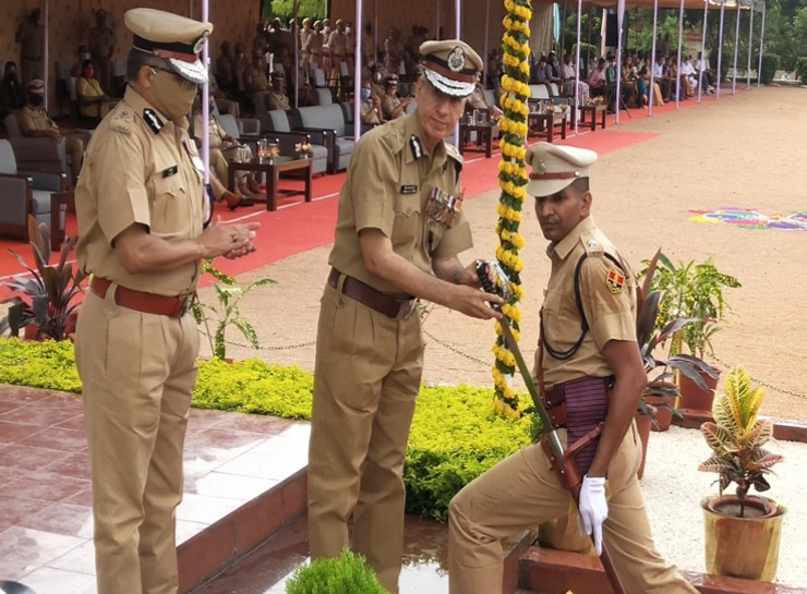 49 वें बैच में टॉप ऑलराउंडर रहने वाले RPS राजेश कसाना को स्वॉर्ड ऑफ ऑनर से सम्मानित करते हुए डीजीपी एमएल लाठर