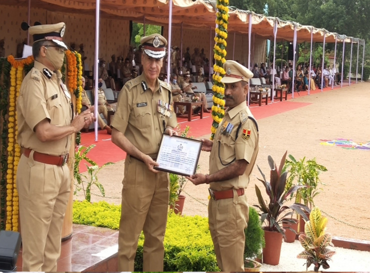 DGP डिस्क से सम्मानित होते जयपुर ग्रामीण एसपी शंकरदत्त शर्मा